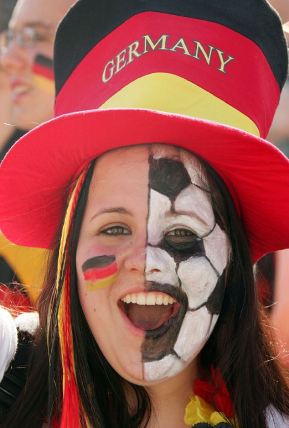 Mondiali di calcio: tifosa tedesca La Nazionale di calcio della Germania è una delle squadre più forti e titolate della storia, avendo conquistato per tre volte i campionati mondiali (1954, 1974, 1990).