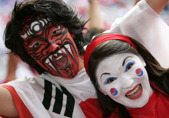 Mondiali di calcio: tifosi della Corea del Sud La Nazionale di calcio della Corea del Sud ha partecipato a sette campionati mondiali, riuscendo ad ottenere, come migliore risultato, il quarto posto nel 2002.