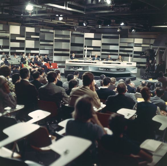 Annuncio dello sbarco sulla Luna nella sala RAI Oltre 250 persone tra giornalisti, tecnici e operai furono impegnate durante la notte più lunga della televisione italiana. La voce che guidò la cronaca in diretta verso il momento dell'allunaggio fu di Tito Stagno, uno dei più popolari conduttori di telegiornale in quel periodo.