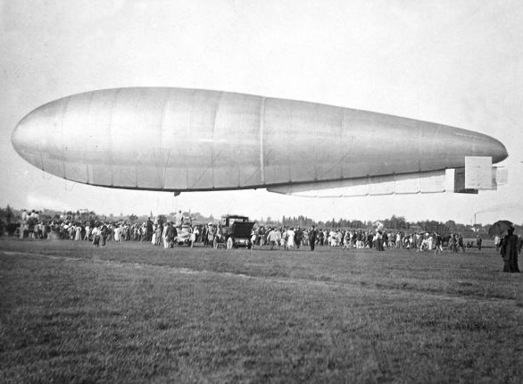 Il dirigibile semirigido N.1, progettato dal generale Gaetano Arturo Crocco, a Vigna di Valle (Roma). È il primo dirigibile militare italiano (1908) La costituzione del primo nucleo dell'Aviazione Militare Italiana risale al 1884, allorché venne istituito un Servizio Aeronautico presso il 3º Reggimento Genio, in Roma. In realtà l'attività riguardava soltanto gli aerostati, che ora stavano entrando in regolare dotazione agli eserciti. Con l'applicazione all'aerostato di un'elica azionata da un motore era nato il dirigibile; in Italia, il primo esemplare, del tipo semirigido, realizzato presso la Brigata Specialisti, effettuò con successo un'ascensione nel 1908 a Vigna di Valle (Roma).