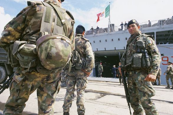 Albania XX secolo - Durazzo. Missione Allied Harbour. Sbarco della Brigata Alpina Taurinense, primo contingente militare italiano, dalla nave San Marco (1999) Le Forze Armate sono una forza militare costituita dai cittadini italiani volontari e comprendente le forze militari dell'Esercito, della Marina, dell'Aeronautica e dell'Arma dei Carabinieri; Guardia di Finanza e Corpo Militare della Croce Rossa Italiana, insieme ad altre forze militari considerate tali a norma di legge, sono anch'esse parte integrante delle Forze Armate.