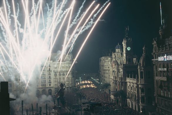 Valencia, fuochi d'artificio durante la festa delle fallas in onore di San Giuseppe La pirotecnica è l'arte di fabbricazione dei fuochi d'artificio usati a scopo di svago o di spettacolo. Originariamente il termine aveva il significato più generale di “tecnica di lavorazione mediante il fuoco” e in questa accezione lo usò il senese Vannoccio Biringuccio nel trattato 