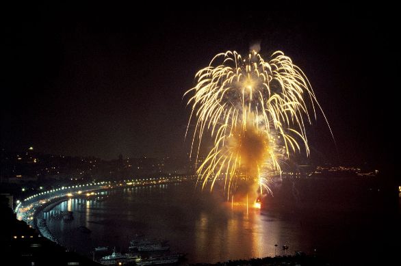 Napoli, fuochi d'artificio sul mare durante la festa di Piedigrotta Generalmente i fuochi d'artificio creano quattro tipi di effetti: luce, rumore, fumo e materiale solido in combustione che lentamente finisce per terra.
