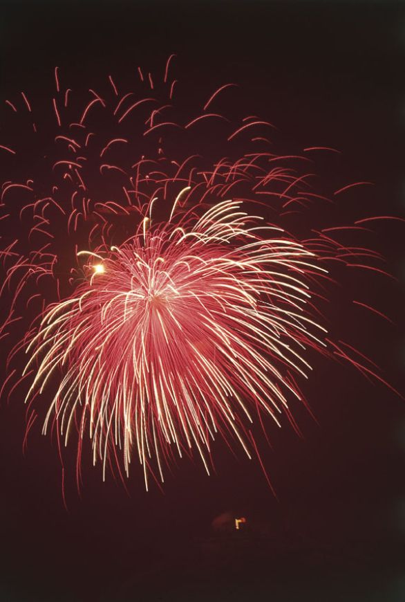 Campania, fuochi d'artificio per la Disfida dei Trombonieri Esistono in commercio parecchi tipi di fuochi d'artificio spesso utilizzati allo scopo di allestire spettacoli pirotecnici. I fuochi d'artificio però posso essere usati anche a scopo di divertimento privato, in tal caso si distinguono quelli per ambienti chiusi (serpenti di faraone, neve artificiale, ecc.), e quelli per l'aperto (turbini, bengalini, ecc.).