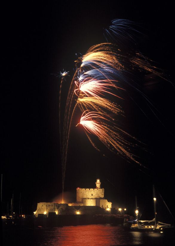 Isola di Rodi, fuochi d'artificio in occasione della festa dei fiori che si svolge in primavera Le prime notizie riguardanti i fuochi artificiali vengono dalla Cina, dove pare vennero impiegati addirittura nel 1232 a. C., durante l'assedio di Kai-Fung-Fu (Pien-King). È tuttavia certo che la loro diffusione coincide con la diffusione della polvere nera, scoperta appunto dai Cinesi ma introdotta in Europa solo verso il 1250.