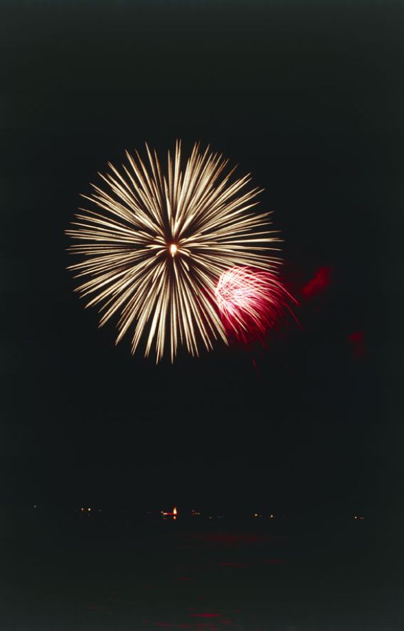 South Carolina, Charleston, festeggiamenti per il giorno dell'indipendenza Grande sviluppo ebbe la pirotecnica nei primi anni del sec. XIX, in seguito all'utilizzazione del clorato di potassio scoperto da Claude-Louis Berthollet nel 1788. Questa sostanza consentiva, per la prima volta, la combustione in assenza di aria, semplificando notevolmente la preparazione dei contenitori (artificio).
