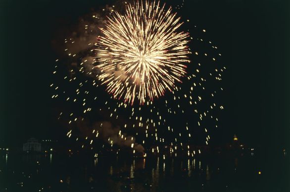 Venezia, fuochi d'artificio durante la festa del Redentore Nei fuochi d'artificio gli inneschi prevalentemente usati sono: stoppini, micce rapide, candele incendive e accenditori elettrici. Gli stoppini sono costituiti da fili di cotone, da tre a otto, intrecciati, che vengono immersi sino a esserne impregnati in una pasta incendiva.