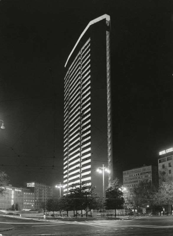 Il grattacielo Pirelli di Milano In Europa diverse condizioni sociali ed economiche, una diversa normativa (limiti di altezza, rapporto con i centri storici) hanno determinato, per quel limitato sviluppo che il grattacielo vi ha avuto, un maggiore impiego del cemento armato.