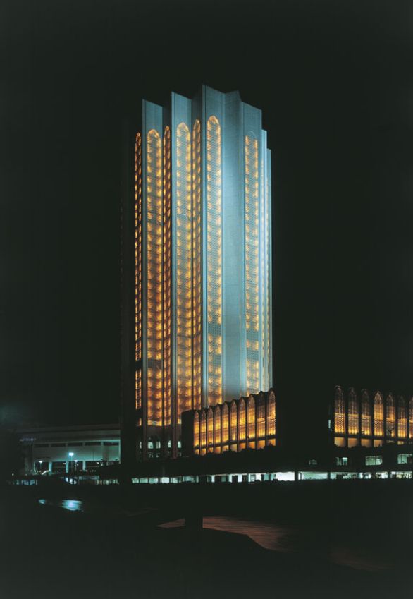 Un edificio governativo a Kuala Lumpur I grattacieli corrisposero all'esigenza di concentrare molteplici attività di natura commerciale e amministrativa nelle aree centrali delle città in via di più intenso sviluppo. Ciò comportava la ricerca di nuovi modi di aggregazione degli spazi interni, legata alla loro destinazione, e, contemporaneamente, la massima utilizzazione possibile del lotto.
