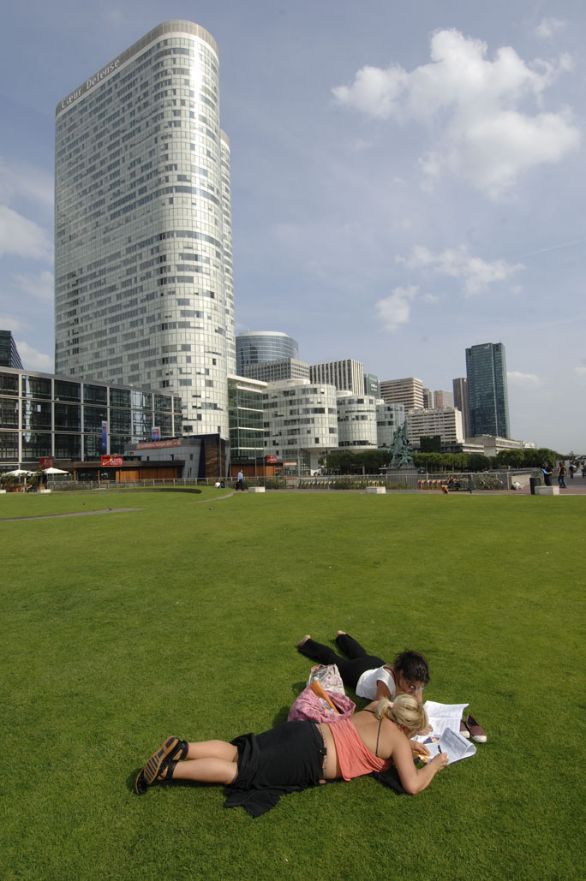 Grattacieli nel quartiere parigino della Défense La nascita dei grattacieli come elementi architettonici pose il problema del loro rapporto con gli edifici preesistenti in un quadro urbano che essi stessi contribuivano a mutare profondamente. Più specificamente maturò il problema di ricercare una veste architettonica espressiva dei nuovi contenuti strutturali e funzionali.
