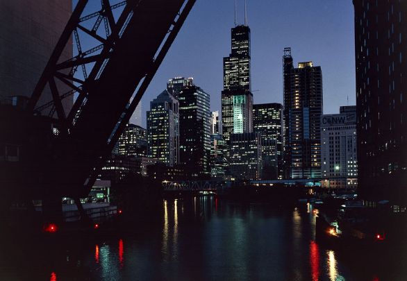 La Sears Tower di Chicago La definizione del grattacielo come tipo edilizio ebbe particolare impulso a Chicago (il cui centro era stato distrutto da un incendio nel 1871) per opera della cosiddetta Scuola di Chicago.