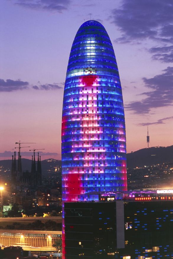 La torre Agbar di Barcellona I nuovi materiali da costruzione e le nuove tecnologie hanno sempre trovato nei grattacieli un'ideale applicazione sperimentale al limite delle loro possibilità; ma non si può parlare in assoluto della prevalenza di un materiale (per esempio l'acciaio) sull'altro, in quanto sono i dati progettuali e i fattori normativi, economici e ambientali a determinare, caso per caso, l'opportunità dell'una o dell'altra tecnologia.