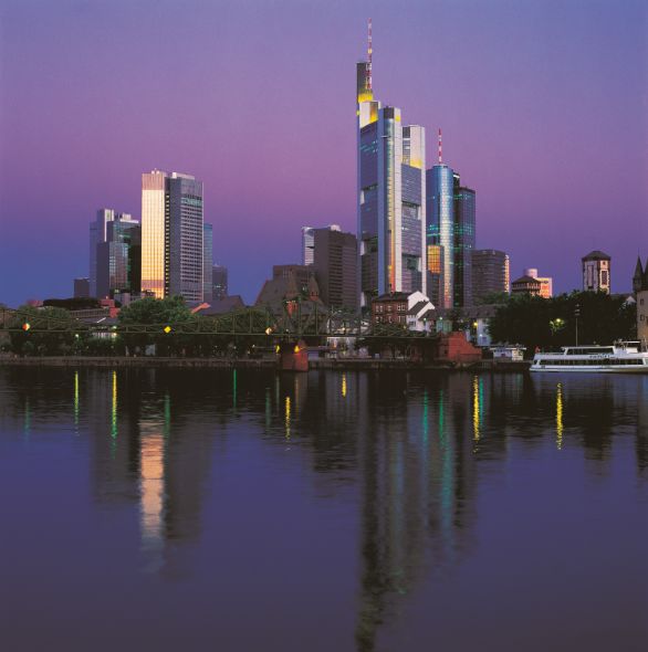 Francoforte Francoforte, centro finanziario e snodo di traffico strategico, è considerata la più piccola metropoli del mondo. Spesso paragonata a New York, ha lo stessa vocazione cosmopolita (un abitante su tre non possiede un passaporto tedesco) e uno skyline di cento grattacieli ipermoderni.
