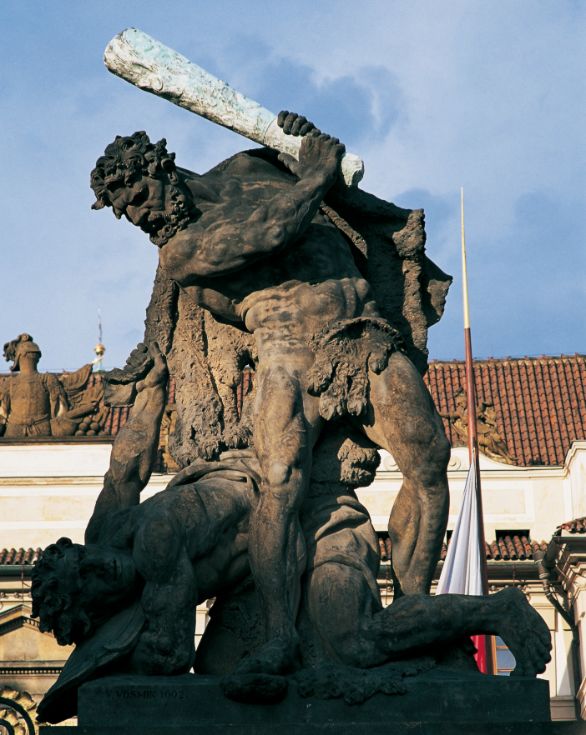 Praga Le statue di giganti sopra il primo portone del Castello sono copie degli originali dello scultore Ignaz Platzer il Vecchio e risalgono al 1768. Allo stesso autore si devono quelle sugli altri pilastri, raffiguranti i simboli del regno ceco e della monarchia asburgica: il leone e l’aquila.
