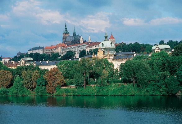 Praga, Panorama sulla Moldava Questo magnifico panorama del Castello, visto dalla Moldava, mette in risalto la sagoma grandiosa del monumento forse più suggestivo e celebre di Praga e gli attigui giardini. Il complesso, sede del presidente della repubblica riveste, per questo motivo, anche un particolare significato istituzionale.
