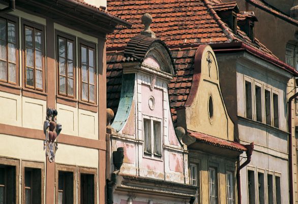 Praga, via Nerudova Via Nerudova, dal nome dello scrittore Jan Neruda che vi abitò alla metà del secolo scorso, è una stretta e pittoresca strada sulla quale si affacciano grandiosi palazzi barocchi e case ornate da curiosi stemmi e animali araldici.
