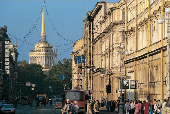 Sanpietroburgo Questo tratto della Prospettiva Nevskij diretto verso l’Ammiragliato, la cui torre svetta sullo sfondo, non presenta edifici di particolare interesse artistico, ma sul palazzo al n° 8 campeggia una scritta risalente ai 900 giorni dell’assedio nazista: si tratta di un avviso alla popolazione in merito alla pericolosità di quel lato della strada in caso di bombardamento.
