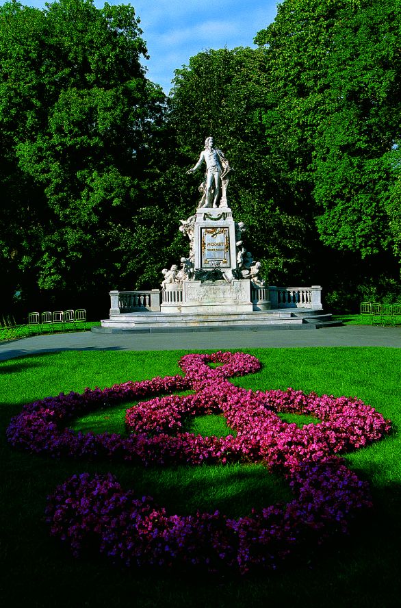Vienna, Burggarten Scelto come giardino privato degli Asburgo fino al 1918, il Burggarten è in stile inglese informale. Nascosto dietro il Neue Burg, nel suo ingresso si trova il Mozart Denkmal, un plinto in marmo opera di Viktor Tilgner. Raffigura putti che fanno capriole, due rilievi del Don Giovanni e ritratti del padre e della sorella del compositore.