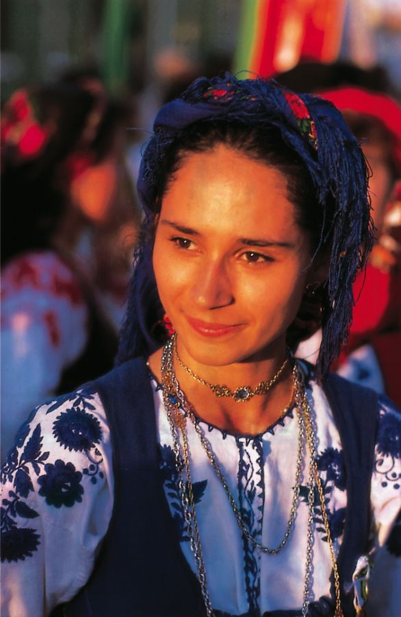 Folclore, Portogallo Non è raro in Portogallo imbattersi in una fiera o in una sagra, in special modo a Ottobre. Come in molti paesi latini, il Portogallo conserva tradizioni religiose contaminate con culti locali semipagani, mescolando la storia dei santi con leggende e folclore 