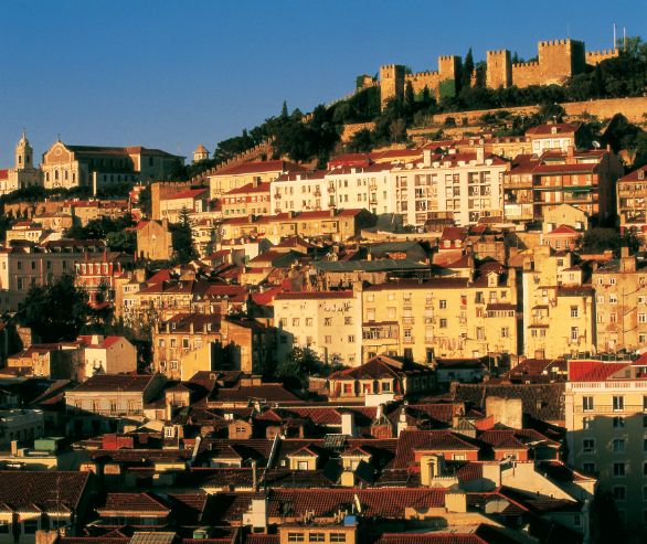 Cabo de Roca, Portogallo Battuto da forti venti per tutto l’anno, alto circa centoquaranta metri sul livello del mare, Cabo da Roca è il punto più occidentale del Portogallo. Erroneamente si pensa che lo sia anche dell’Europa: in realtà, lo è solo della parte continentale, poiché sia le coste dell’Islanda, sia quelle dell’Irlanda sono più a ovest.