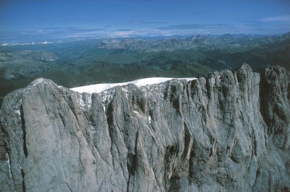 Il versante sud della Marmolada, gruppo dolomitico tra le province di Trento e Belluno Così denominate per la grande diffusione che hanno in esse le formazioni di dolomie, le Dolomiti presentano un tipico paesaggio caratterizzato da una successione di gruppi montuosi, con massicci torrioni dalle pareti quasi verticali, guglie arditissime, imponenti bastioni e muraglie interrotte da strette cornici orizzontali (cenge) e incise verticalmente da camini e canaloni. La Marmolada è la più alta di tutto il complesso e raggiunge i 3342 metri. 