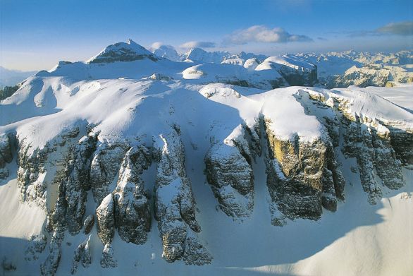Piz Boè, cima più alta del gruppo Sella Il Sella, gruppo montuoso delle Dolomiti occidentali, si estende al confine fra Trentino-Alto Adige e Veneto, delimitato dai passi di Sella, Gardena, Campolongo e Pordoi. Si erge maestoso alla testata delle quattro principali valli ladine. Il Piz Boè è il punto di incontro tra le province di Bolzano, Trento e Belluno.
