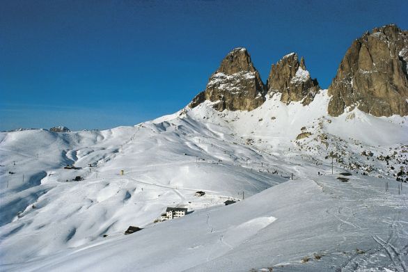 Il Col Rodella e il Sasso Lungo in val di Fassa La val di Fassa è incisa dall'alto corso del torrente Avisio ed è dominata dagli imponenti gruppi montuosi di Sella, del Sasso Lungo, del Catinaccio e della Marmolada; vi confluiscono da destra le valli d'Antermont e di Duron e da sinistra quelle di San Nicolò e di San Pellegrino. 