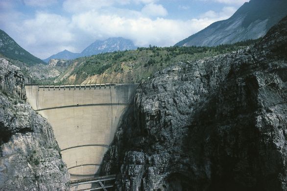 Diga del Vajont in Friuli-Venezia Giulia La sera del 9 ottobre 1963 un'immensa frana, staccatasi dal monte Toc, precipitò nel lago proiettando oltre la diga un'enorme massa d'acqua e fango che si incanalò nel tratto terminale della valle scagliandosi contro l'abitato di Longarone, che fu interamente distrutto, e altri centri minori, provocando la morte di quasi 2000 persone.