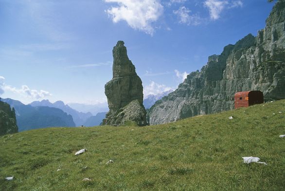 Il Campanile di val Montanaia e il Bivacco Perugini in Alta val Montanaia Per la grandiosa bellezza del paesaggio, la grande estensione dei boschi e la varietà delle escursioni e ascensioni alpinistiche, le Dolomiti sono una regione di grande attrazione; il movimento turistico, che costituisce la principale risorsa economica degli abitanti, è favorito da un'eccellente rete stradale e da un'efficiente attrezzatura ricettiva.
