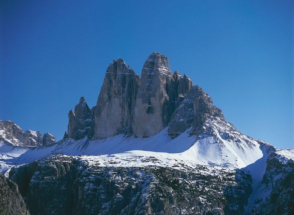 Le tre Cime di Lavaredo Gruppo montuoso delle Dolomiti, al confine fra il Trentino-Alto Adige (provincia di Bolzano) e il Veneto (provincia di Belluno), costituito dalle celebri cime Grande (2998 m), Piccola e Piccolissima. Per le sue pareti quasi verticali è una palestra di roccia tra le più note del mondo alpino.