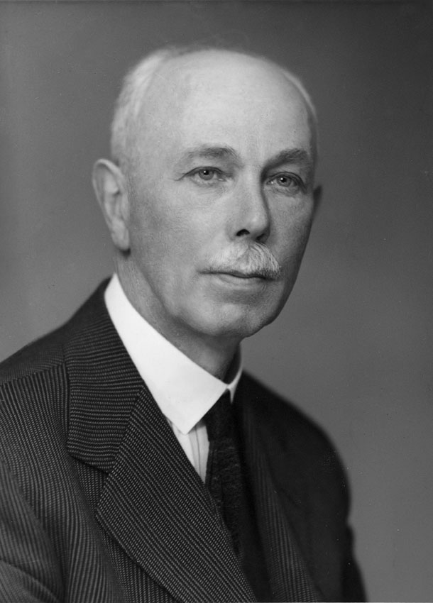 Francis William Aston, premio Nobel per la chimica nel 1922 Francis William Aston (Birmingham, 1877 - Cambridge, 1945). Scoprì l'esistenza degli isotopi, prima nell'elio e poi in un gran numero di altri elementi, misurandone il peso e il numero atomico. Membro di numerose accademie inglesi e straniere, ricevette nel 1922, insieme a F. Soddy, il premio Nobel per la chimica.