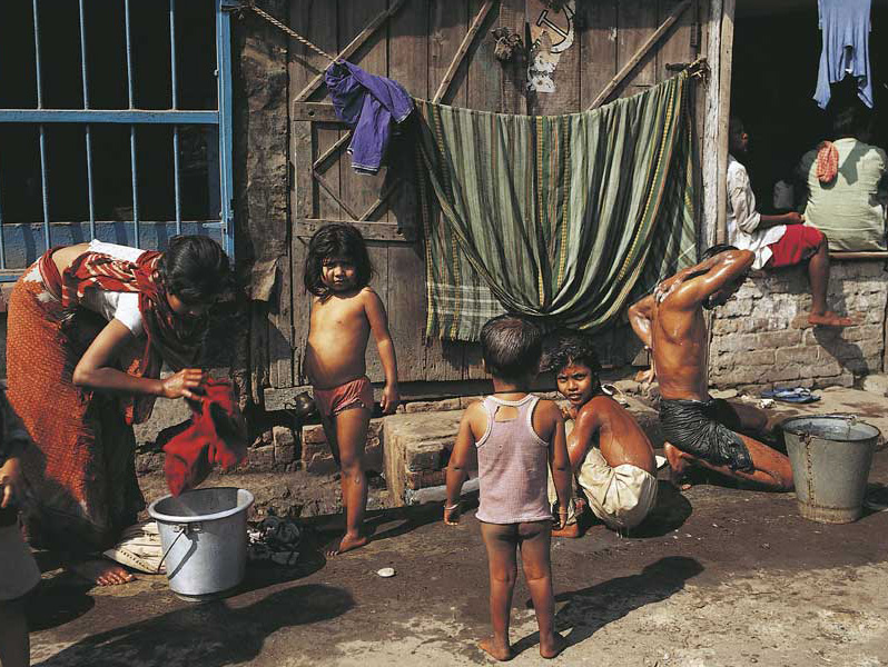 Poveri di Calcutta Madre Teresa ha dedicato la sua vita alle vittime della povertà, in particolare ai poveri di Calcutta, nella foto.
© De Agostini Picture Library.