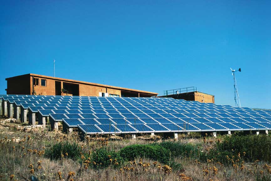 Impianto sperimentale per la dissalazione Impianto sperimentale per la dissalazione dell'acqua marina alimentato a pannelli solari, Puglia, Isole Tremiti, Isola di San Nicola (FG).
© De Agostini Picture Library.