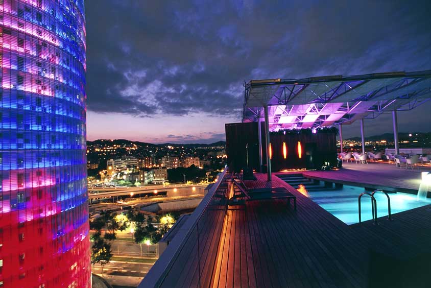 Hotel Silken Diagonal, particolare Particolare dell'hotel Silken Diagonal di Barcellona, realizzato su un progetto di Juli Capella. L'immagine mostra anche una porzione della torre Agbar illuminata (progetto di Jean Nouvel e Fermin Vasquez).
De Agostini Picture Library