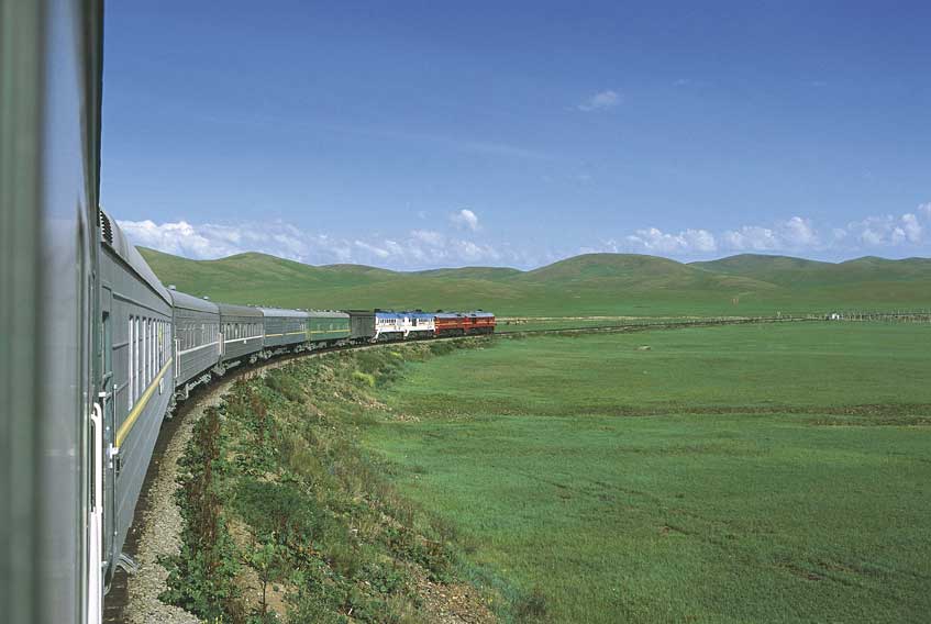 Linea ferroviaria Transmongolica Linea ferroviaria Transmongolica (Transmongolian Express) tra Ulan Ude e Pechino - Un convoglio in transito sul binario unico a scartamento ridotto (1435 mm) tra Ulaan Baatar e Ulan Ude in Siberia.
De Agostini Picture Library