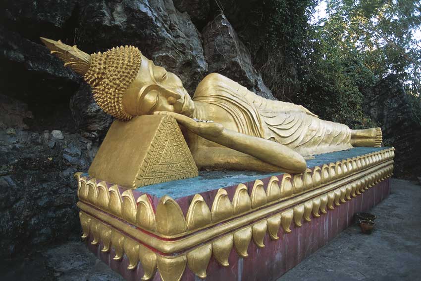 Laos, Buddha Laos - Louangphrabang (Luang-Prabang), collina sacra Phu Si (Phousi). Statua di Buddha sdraiato.
© De Agostini Picture Library
