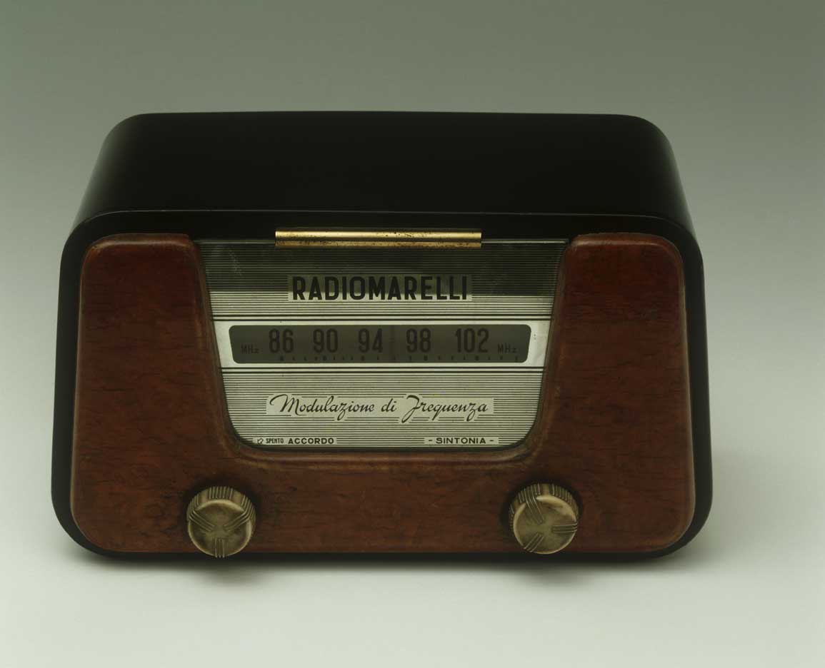 Radio sintonizzatore a modulazione di frequenza Radiomarelli Radio sintonizzatore a modulazione di frequenza Radiomarelli in metallo a imitazione radica, anni Quaranta del Novecento.
De Agostini Picture Library