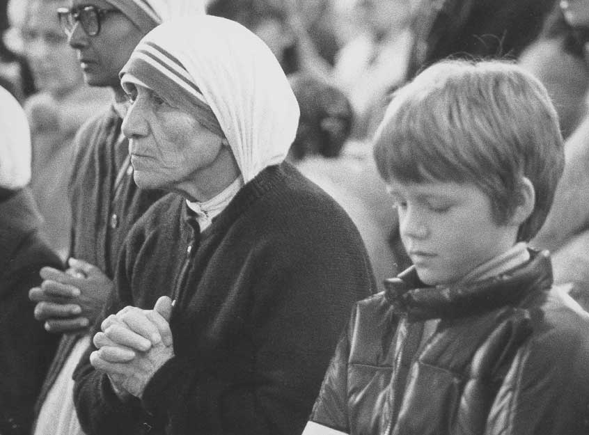 Madre Teresa di Calcutta Madre Teresa di Calcutta durante una preghiera nella Chiesa di Saint Olav, in Norvegia, il giorno prima di ricevere il premio Nobel nel 1979.
© De Agostini Picture Library.