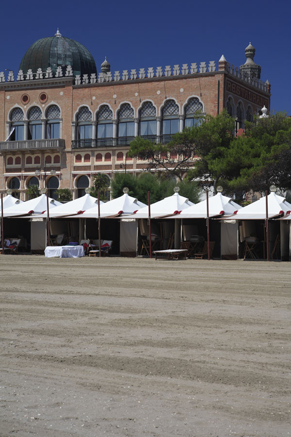 Venezia e la Mostra Furono il presidente della Biennale di Venezia, il conte Giuseppe Volpi di Misurata, lo scultore Antonio Maraini, segretario generale, e Luciano De Feo, segretario generale dell'Istituto internazionale per il cinema educativo, a scegliere la città lagunare come sede della rassegna.