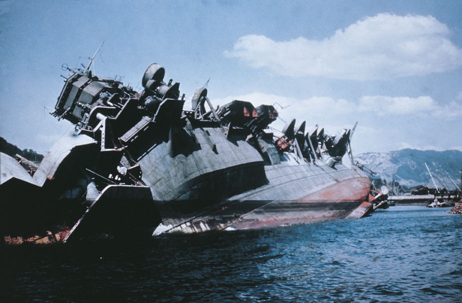 L'incrociatore americano Helena, affondato dai bombardamenti giapponesi L'attacco, per volere dell'ammiraglio Yamamoto, ebbe notevoli somiglianze con il bombardamento inglese dell'11 novembre 1940, che causò gravi perdite alla marina italiana stanziata a Taranto.