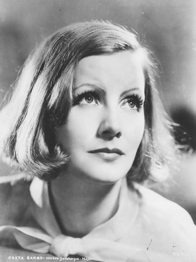 Greta Garbo Anche Greta Garbo era tra le dive che avevano recitato nei film presentati alla Mostra. Il successo di spettatori fu grande anche grazie ai divi del cinema: vennero portati nelle sale oltre 25.000 spettatori.