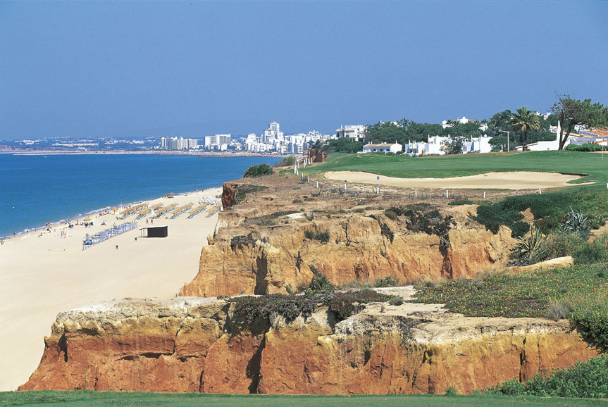 La spiaggia e il campo da golf di Vale do Lobo La spiaggia e il campo da golf di Vale do Lobo, Algarve, Portogallo.
© De Agostini Picture Library.