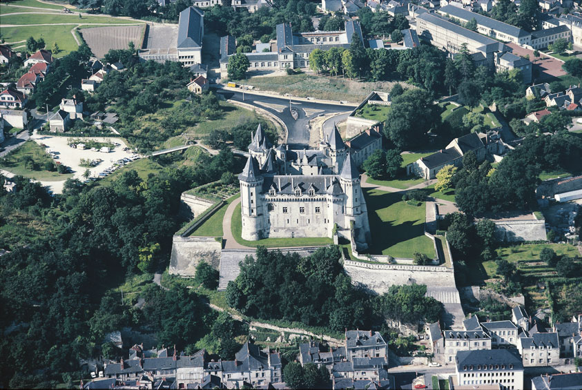Saumur, il paese natale della stilista Coco Chanel, il cui vero nome era Gabrielle Bonheur Chanel, nacque il 19 agosto 1883 a Saumur, in Francia, e morì a Parigi il 10 gennaio 1971.