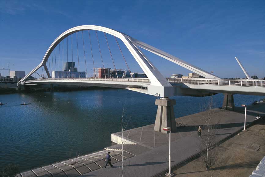 Il ponte di La Barqueta Il ponte di La Barqueta, architetto Juan José Arenas, realizzato per l'Expo 1992, collega il centro storico di Siviglia con l'isola di La Cartuja.
De Agostini Picture Library