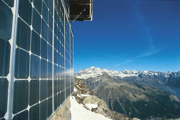 Pannelli solari, Rifugio Leonesi e Gran Paradiso Pannelli solari del rifugio Leonesi e Gran Paradiso, Piemonte, Valle dell'Orco.
© De Agostini Picture Library.