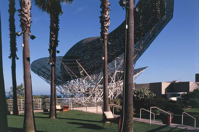 Vila Olimpica, Barcellona Barcellona, Vila Olimpica, La Balena realizzata da un progetto di Frank Gehry.
De Agostini Picture Library