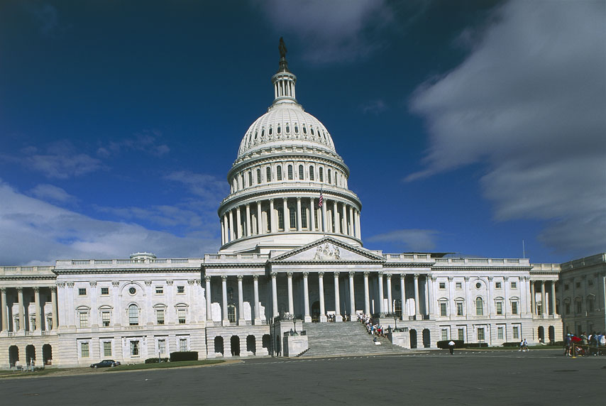 Ore 10.03: il quarto volo precipita in un campo della Pennsylvania Mentre tutto il traffico aereo negli Stati Uniti viene bloccato, dal volo United Airlines 93 alcuni passeggeri e membri dell'equipaggio riescono a comunicare con i telefoni cellulari che l'aereo è in mano ai dirottatori. Vengono informati di ciò che sta accadendo e decidono di ribellarsi: i terroristi avrebbero voluto colpire la Casa Bianca o il Campidoglio, ma l'aeroplano si schianta in un campo della Pennsylvania vicino Stonycreek, nella contea di Somerset.