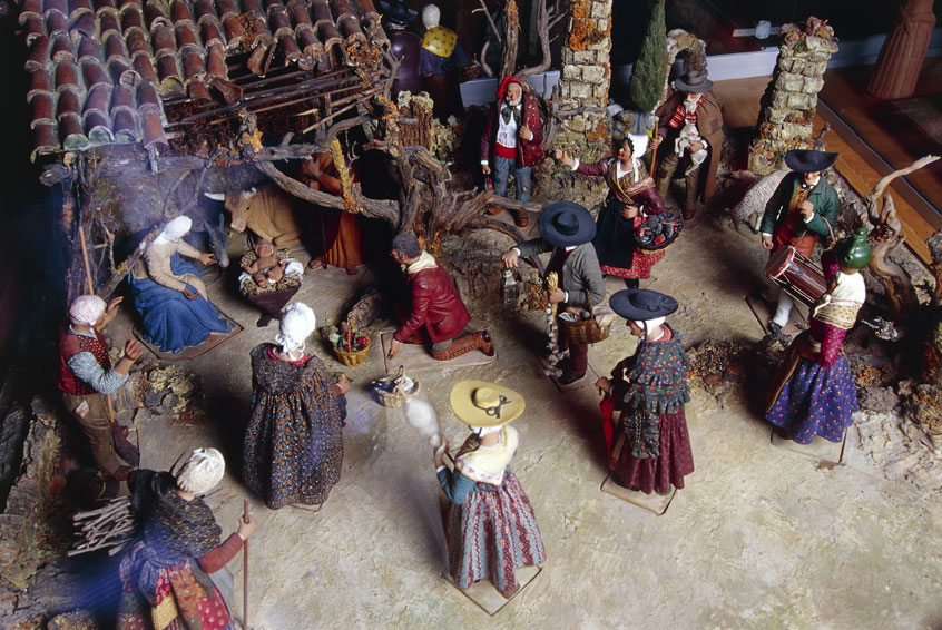 Presepe provenzale Il presepe provenzale, per esempio, utilizzava materiali diversi per realizzare le diverse parti del corpo dei pastori: legno per le mani, terracotta o cera per teste e piedi.