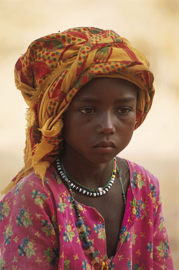 Bambina nativa del Ciad Alla diversità di ambienti fisici in Ciad corrisponde una notevole varietà etnica. Il gruppo più numeroso è quello dei sara, che abitano nella parte meridionale del Paese; seguiti dagli arabi, dai mayo-kebbi, dai kanem-bornu, dagli ouaddai, dai hadiaraï e da altre minoranze.
