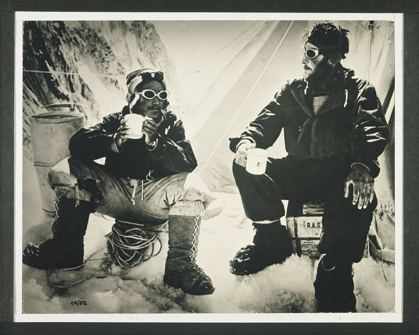 Edmund Hillary e lo Sherpa Tensing bevono una tazza di tè dopo la conquista dell'Everest L'Everest si innalza al confine tra il Nepal e la Cina, nella catena dell'Himalaya. Costituito alla base da rocce metamorfiche e granitiche cui si sovrappongono, oltre i 7000 m s.m., calcari e scisti calcareo-quarzosi. 